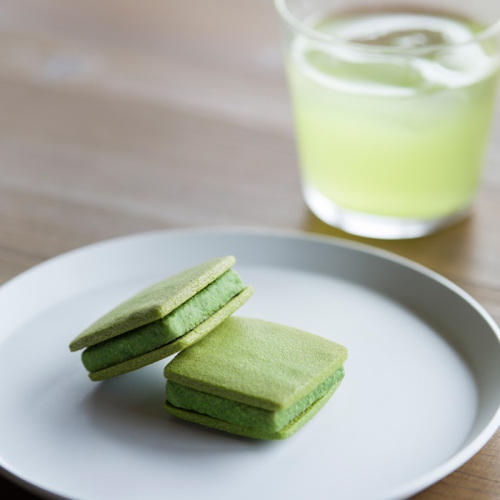 抹茶クッキーで抹茶チョコを挟んだクッキーサンド