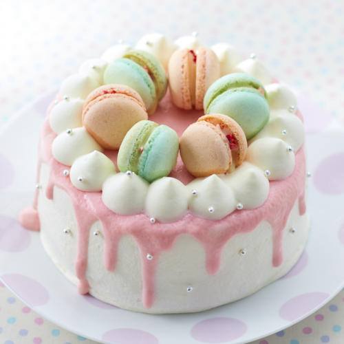 パステルカラーのマカロンが、ピンクのグラサージュでデコレーションした、ショートケーキ