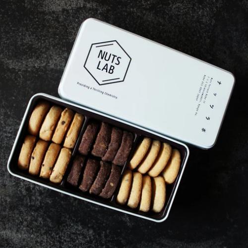白い缶に入ったナッツラボの「NUTS LAB缶(クッキー3種)」