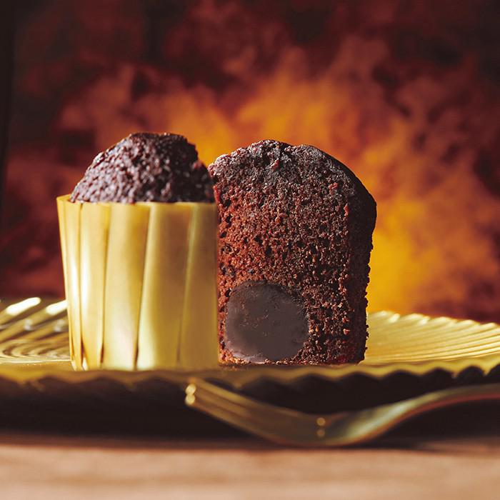 中にトリュフチョコが入ったチョコレートカップケーキ