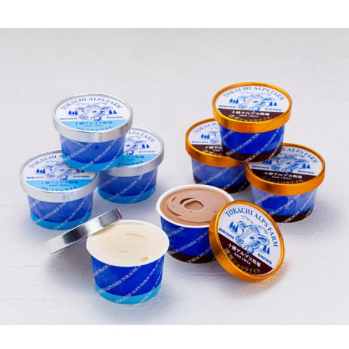 青いカップに入った、ブラウンスイス牛の生乳を使用したミルクとチョコレートのアイス