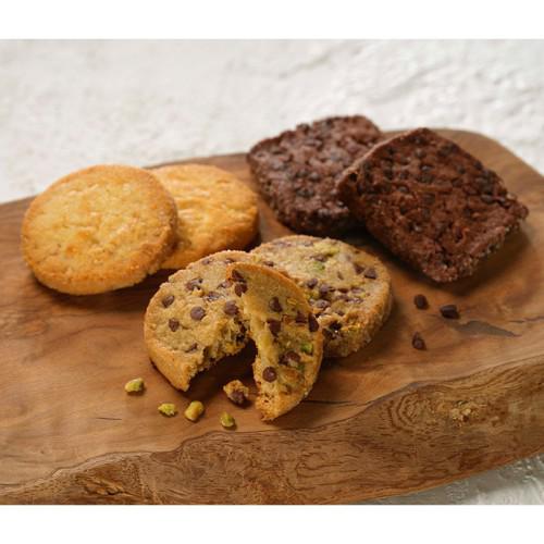 カッティングボードの上に3種類のクッキーが並べられている