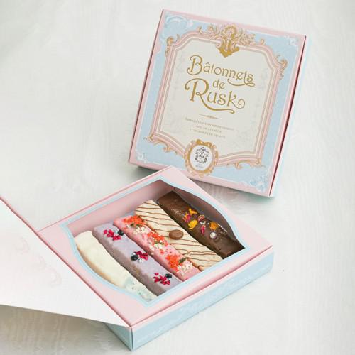 エレガントな絵柄の化粧箱に入った「ラトリエ モネイ」の「ラスクバトン 5本入り」