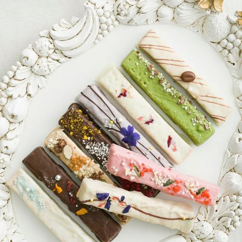チョコレートでコーティングしたカラフルなラスク