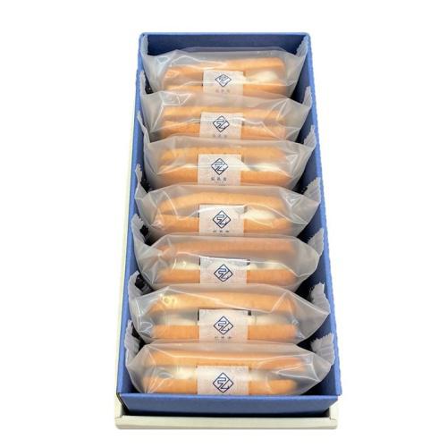 青い箱に黒豆バターサンドが詰め合わせになっている