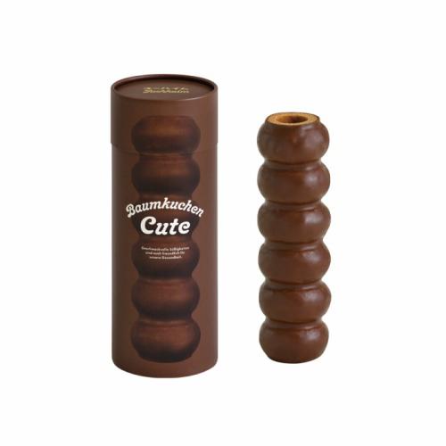 チョコレート味のミニバームクーヘンが6個連なったバームクーヘンと、茶色い円筒状の化粧箱が置かれている