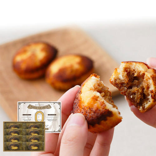 ベージュの箱に入ったシーキューブの「焼きティラミス 8個入」