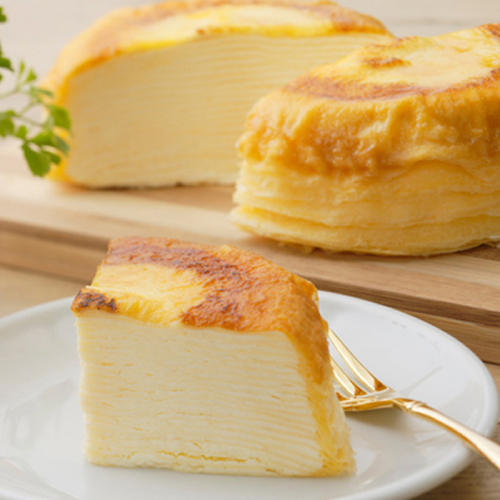 白い皿にのったカサネオの「ミルクレープ はじまり 15cm フローズン」