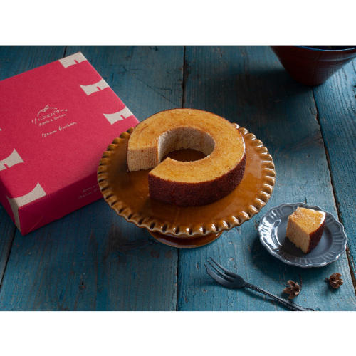 茶色の台座にのった風美庵のりんごとバター。バームクーヘン