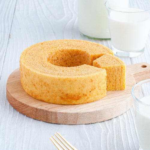 木の板にのった風美庵の糸島ミルクブランド バームクーヘン