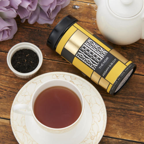白い陶器のカップに注がれた紅茶とフォションのイエローベースのパッケージ