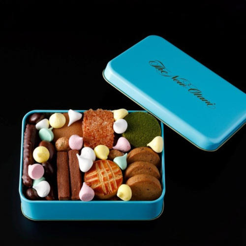 ブルーの缶に入ったパティスリーサツキの「SATSUKIチョコレート＆クッキーS缶」