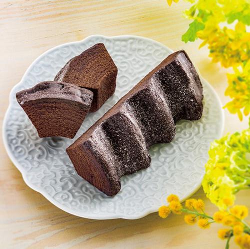 器にカットされたまるとバウム［ほうじ茶］が置かれている