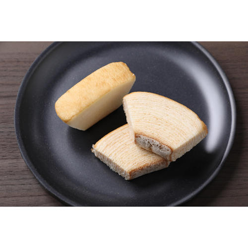 黒い皿にのった弘乳舎トーキョー 純白バターのバウムクーヘン 10個入り