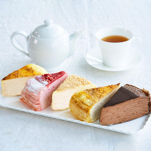 皿に並べられた「カサネオ」の「ミルクレープ 5個セット フローズン」