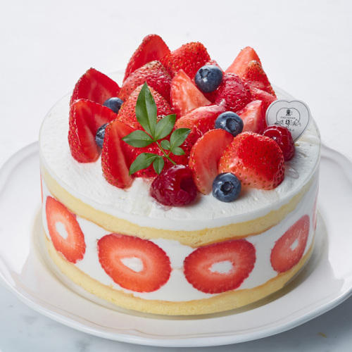3種のベリーがたっぷりとのった生クリームベースのケーキ