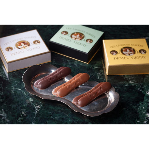 シルバーの皿にのったデメルの「ソリッドチョコ猫ラベル ヘーゼルナッツ」