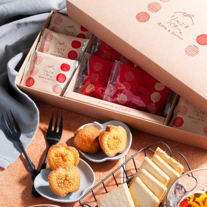 りんごをかたどったの焼き菓子が皿に盛られて、ギフトボックスの横に置かれている。