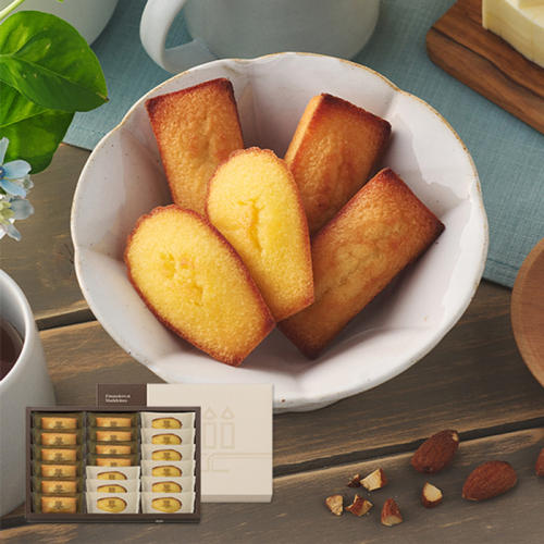 フィナンシェとマドレーヌが器に盛られている