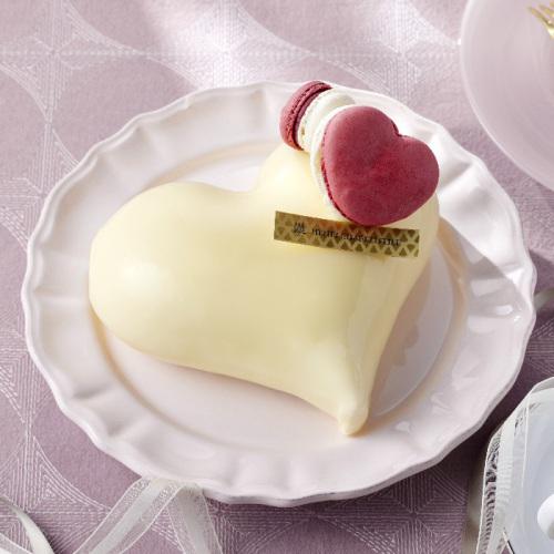 白いハート型のケーキが白い皿に盛られている様子