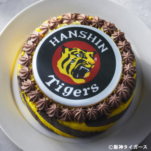 白い皿にのったケーキリンク 「阪神タイガース」の「タイガース エンブレムケーキ」