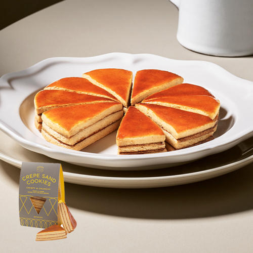 白い皿にのったカサネオの「クレープサンドクッキー 5個入」