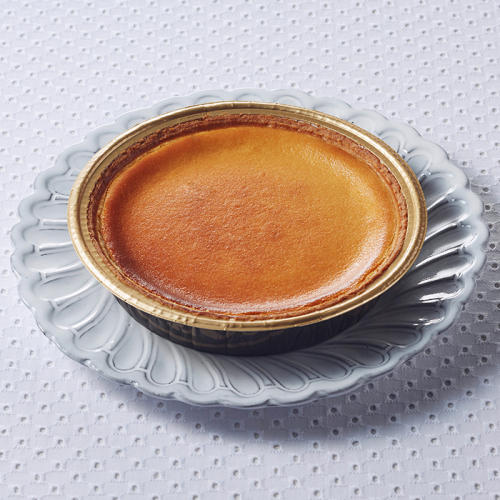 グレーの皿にのったモロゾフの「デンマーククリームチーズケーキ」