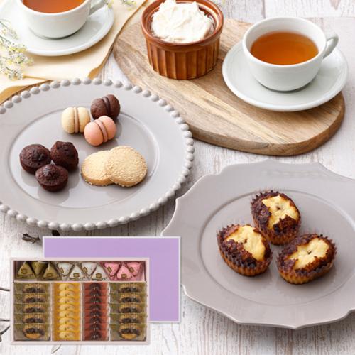 さまざまなスイーツが並んでいる