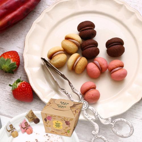 白い皿にのったシーキューブの「サクッチ・ホロッチ 21個入」