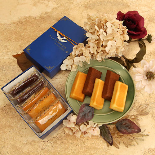 グリーンの皿にのったア・ラ・カンパーニュの「フィナンシェ アソルティ」