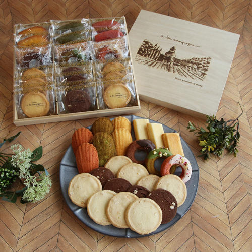 ベージュの木箱に入ったア・ラ・カンパーニュの「コフレグーテ24個入」