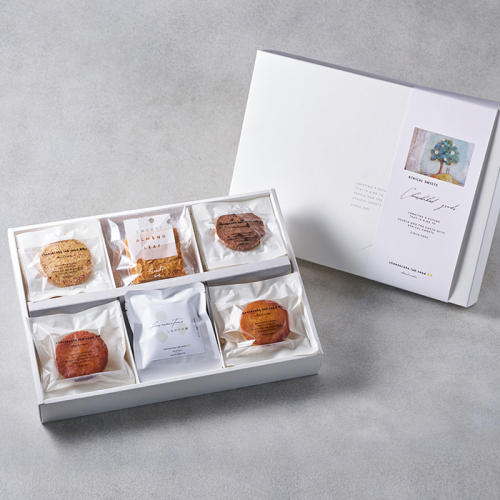 白い箱に入ったチーズケーキラボシードの「エシカル焼き菓子コレクションL」