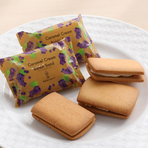 白い皿にのったセルフィユ軽井沢の「キャラメルクリームレーズンサンド 8個入」