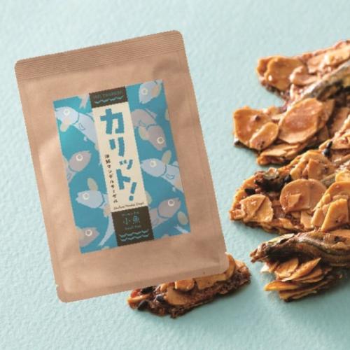 ベージュのパッケージに入った本高砂屋の「カリッと海鮮マンデルチーゲル〈アーモンド&小魚〉」