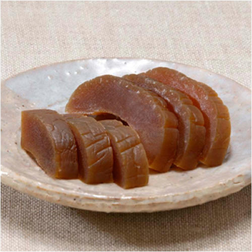 1/2本の瓜の奈良漬がカットされて皿に盛られている