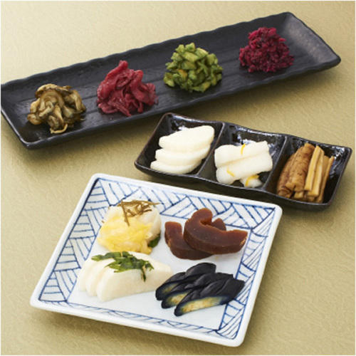 黒と白×青の皿にのった京つけもの もりの「京漬物詰合せ」