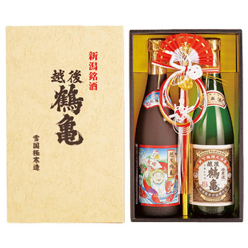 「越後鶴亀」と書かれたベージュの化粧箱に、茶色と緑色の日本酒ボトルが詰め合わせになっており、鶴の水引が飾られている