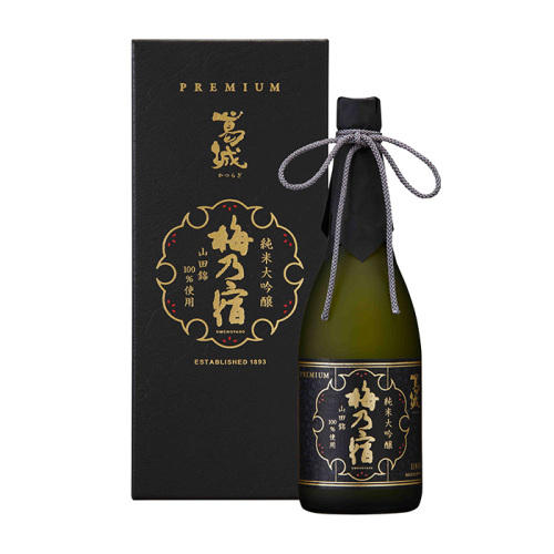 赤いラベルがついた黒い日本酒ボトルと、白地に赤い模様が入った日本酒の箱