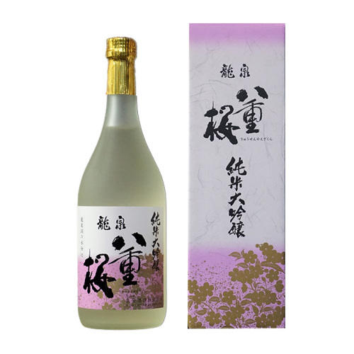 「龍泉八重桜 純米大吟醸」のボトルと化粧箱が置かれている