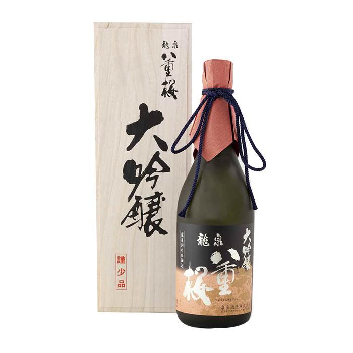 泉金酒造の「龍泉八重桜 大吟醸 」のボトルとギフト箱 