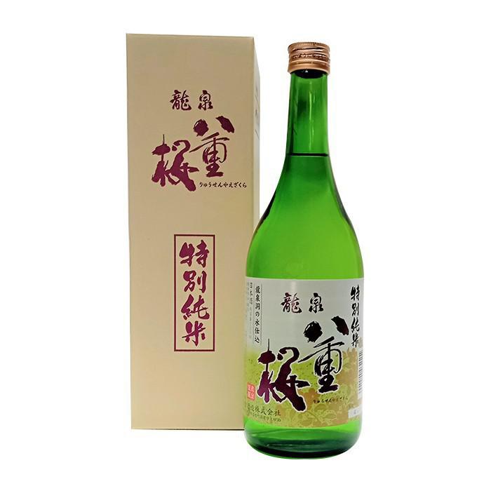 岩手県産のグリーンのボトル入り特別純米酒と木箱