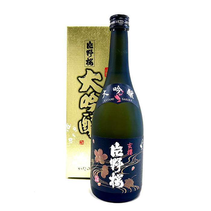 桜の花びらが描かれた日本酒ボトルと、金色のボックスが置かれている。