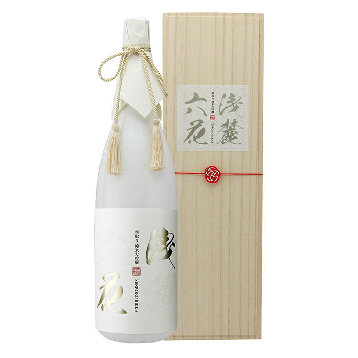 白いラベルの瓶に入った日本酒（純米大吟醸）「雫取り 純米大吟醸 浅麓六花（せんろくりっか）1800ml」と木箱