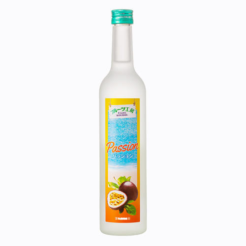 新里酒造のフルーツ工房パッションのカラフルなラベル付きのボトル