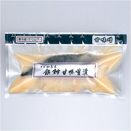 銀鱈の切り身が袋のなかで甘味噌に浸かっている