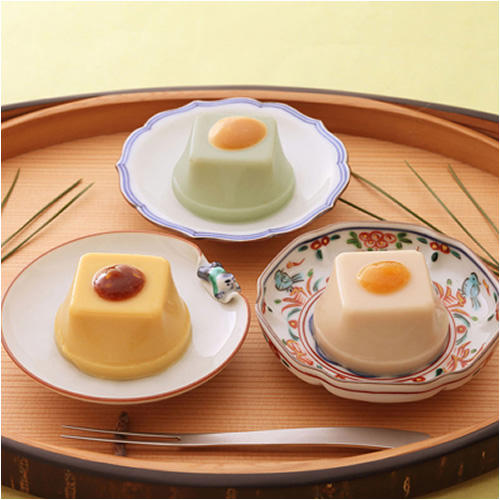 木製も丸盆の上にそれぞれ小皿に乗せられた胡麻豆腐3種