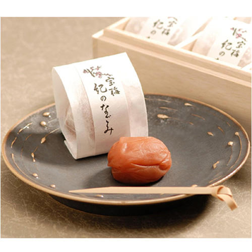 和紙で包まれた梅干しと、パッケージから出された梅干しが、ひとつの皿にのせられている