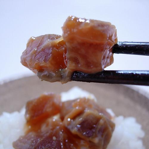 箸で持ち上げた山崎屋のきざみ奈良漬