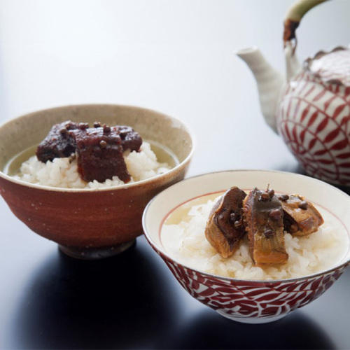 赤い茶碗に入った近江今津 西友の「西友のお茶漬詰合せ」