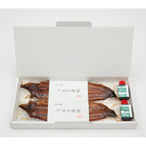 白い化粧箱に、うなぎの炭火焼蒲焼が2尾と、うなぎのたれが2個詰め合わせになっている